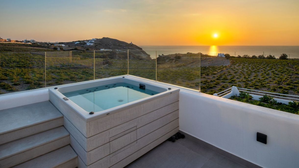 https://santorini.villas/wp-content/uploads/2024/01/Villa-Venere-7.jpg thumbnail
